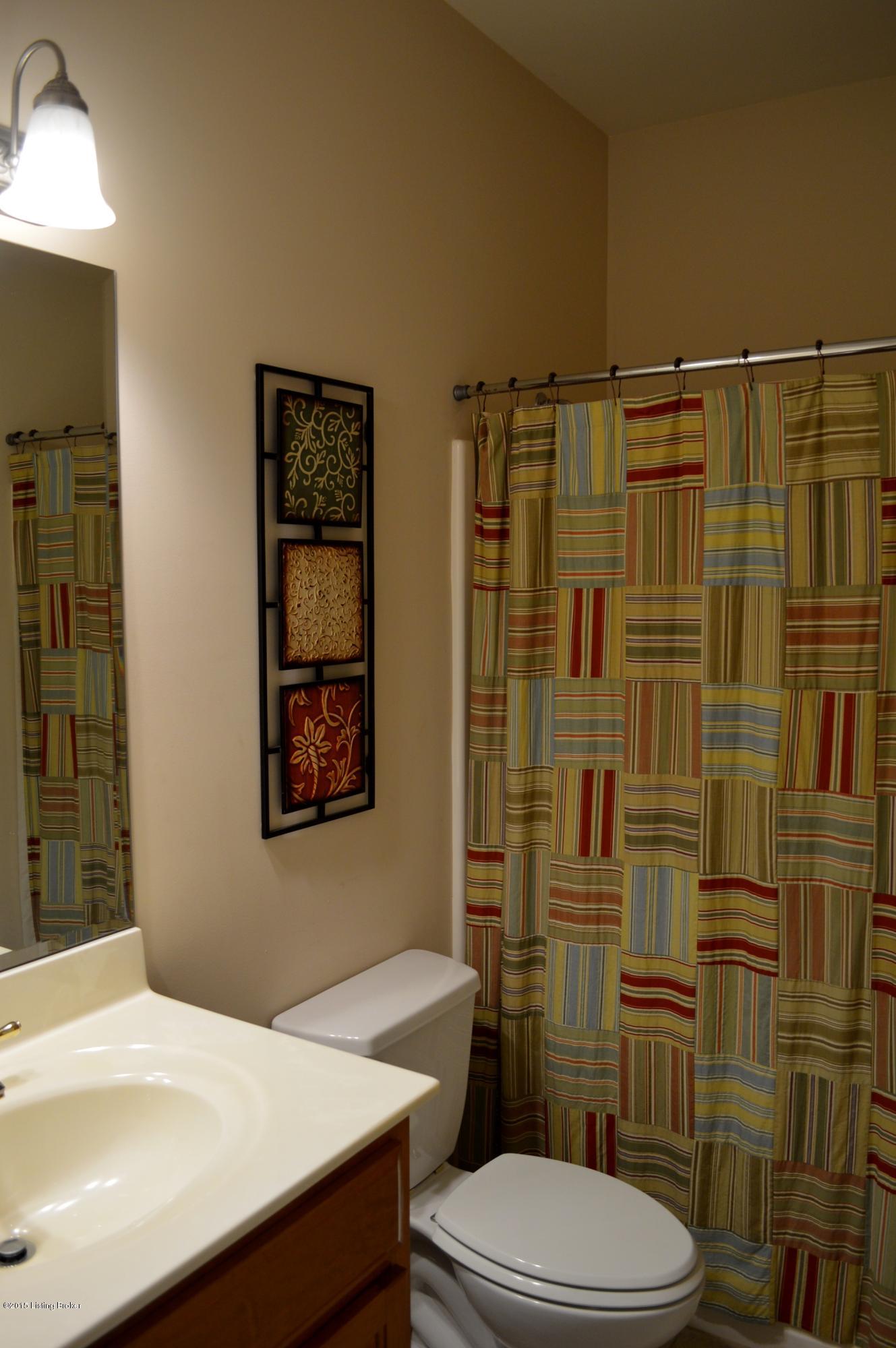 13403 Creekview Road Prospect, KY 40059 - Photo 24 of 34 Full bath in the hallway between 2 bedrooms