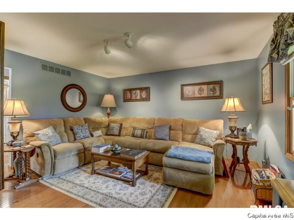 10345 Bell Fountain Road Dawson, IL 62520 - Photo 4 of 36 Gallery Image 4