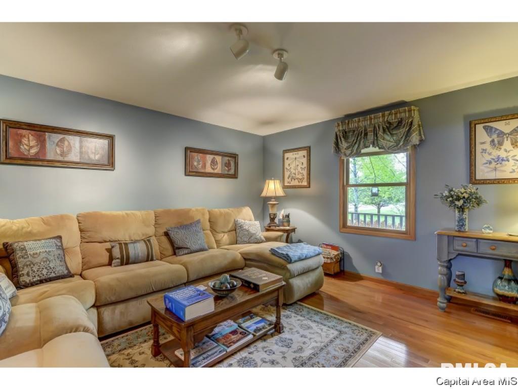 10345 Bell Fountain Road Dawson, IL 62520 - Photo 5 of 36 Gallery Image 5