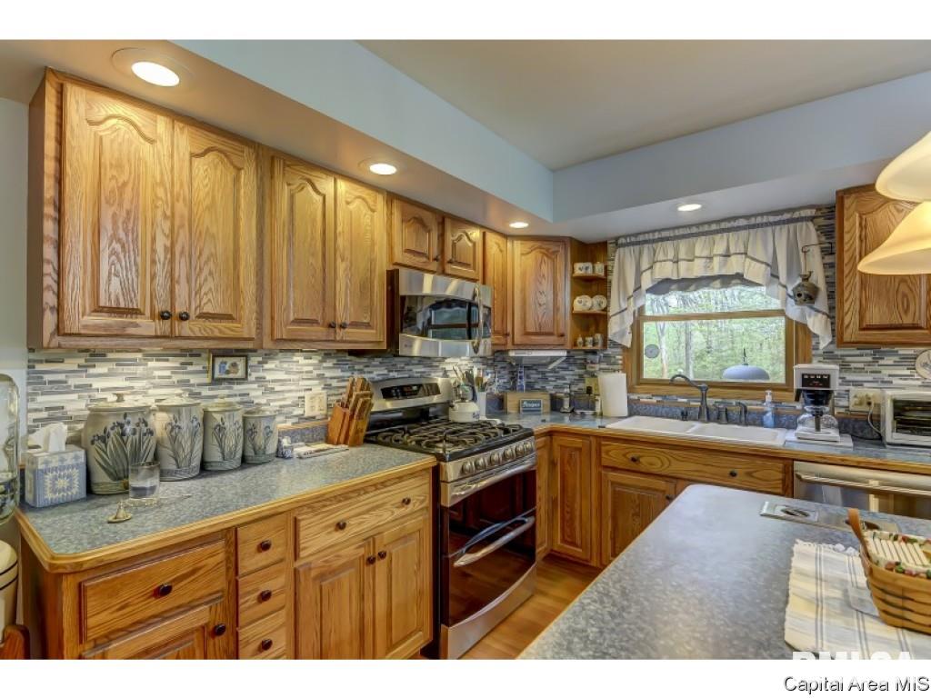 10345 Bell Fountain Road Dawson, IL 62520 - Photo 10 of 36 Gallery Image 10