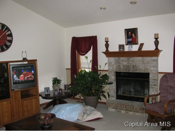 8480 Oak Crest Road Dawson, IL 62520 - Photo 3 of 11 Gallery Image 3