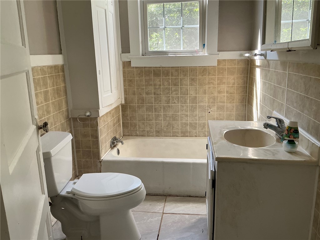 14 Ames Street Seneca, SC 29678 - Photo 13 of 15 This bathroom features classic tile work and a functional layout.