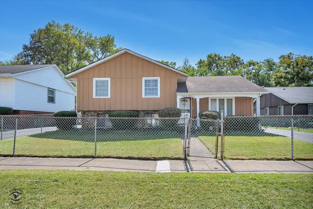 a view of a house with backyard
