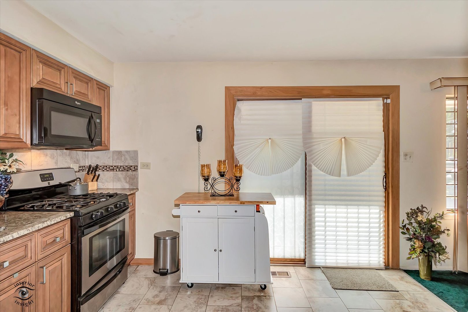 3257 Magnolia Drive Markham, IL 60428 - Photo 11 of 26 a kitchen that has a sink and a stove