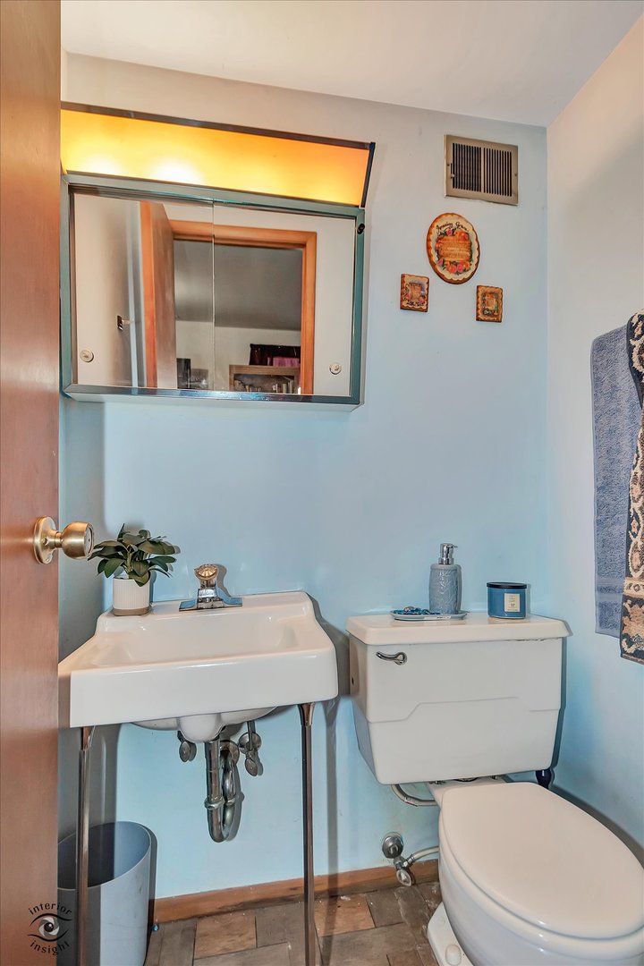 3257 Magnolia Drive Markham, IL 60428 - Photo 19 of 26 a bathroom with a sink mirror and toilet