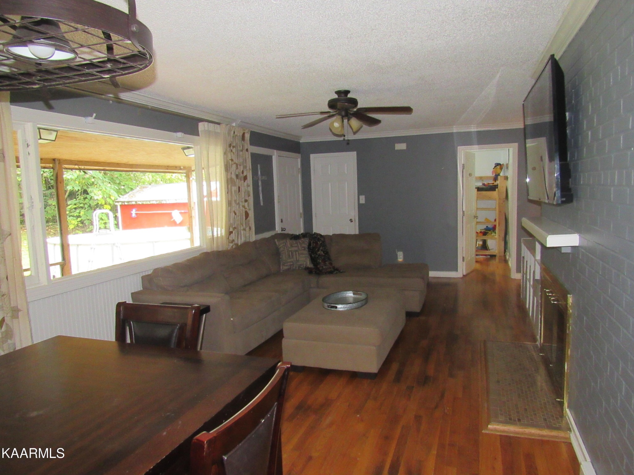 146 Outer Drive Oak Ridge, TN 37830 - Photo 14 of 38 a living room with furniture and a window