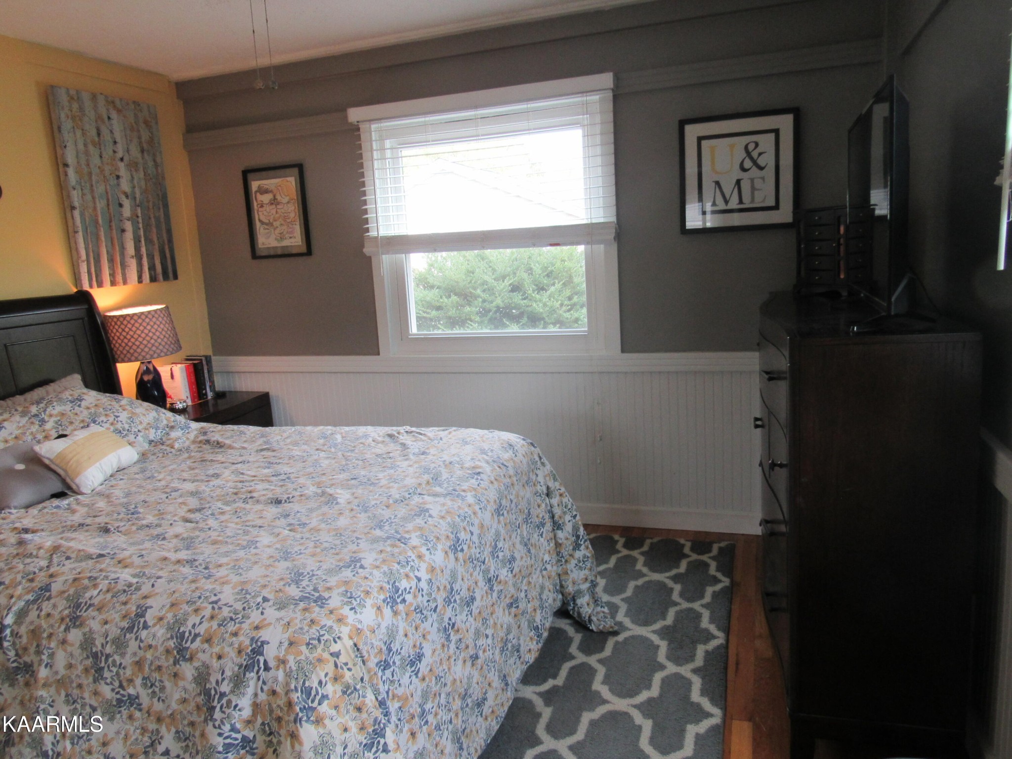 146 Outer Drive Oak Ridge, TN 37830 - Photo 21 of 38 a bedroom with a bed and a window