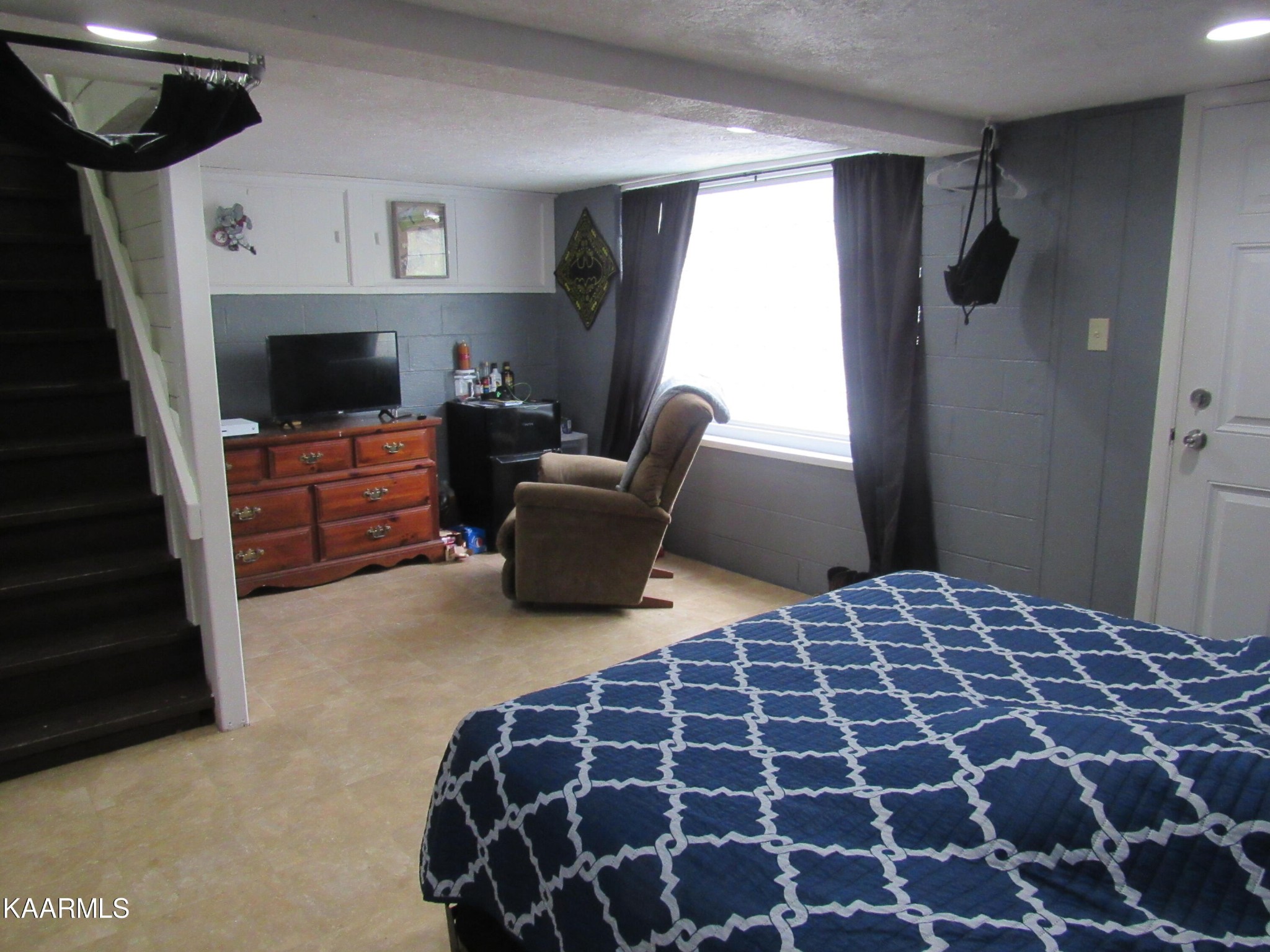146 Outer Drive Oak Ridge, TN 37830 - Photo 25 of 38 a bedroom with a bed and a window