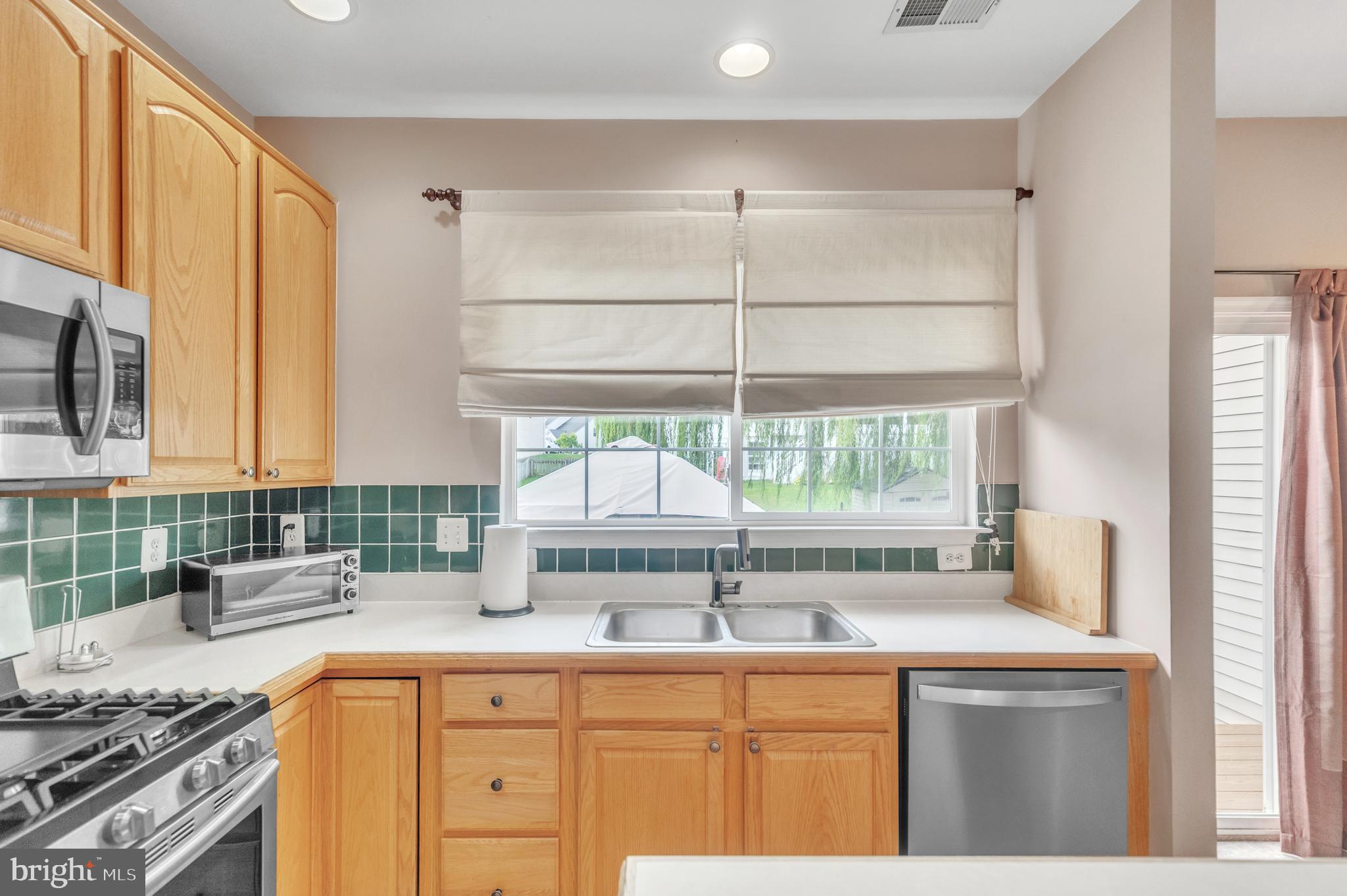 9879 Upper Mill Loop Bristow, VA 20136 - Photo 12 of 32 Stainless 5 burner stove, B/I micro, dishwasher