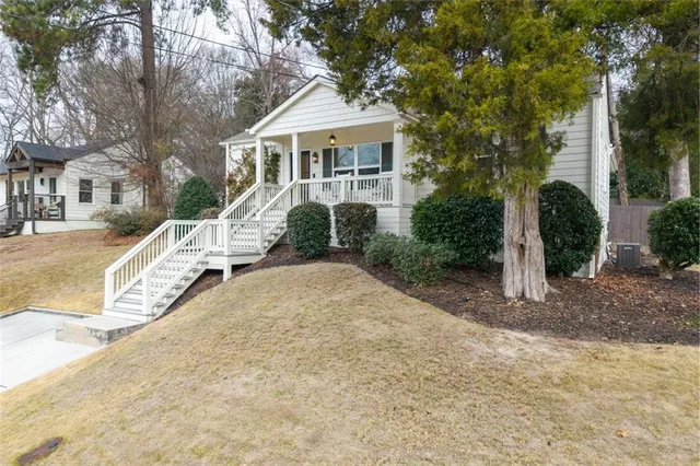 a view of a house with backyard and trees