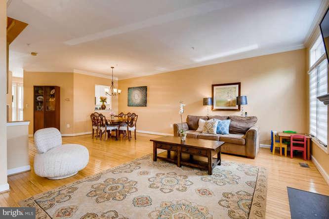 SPACIOUS LIVING ROOM