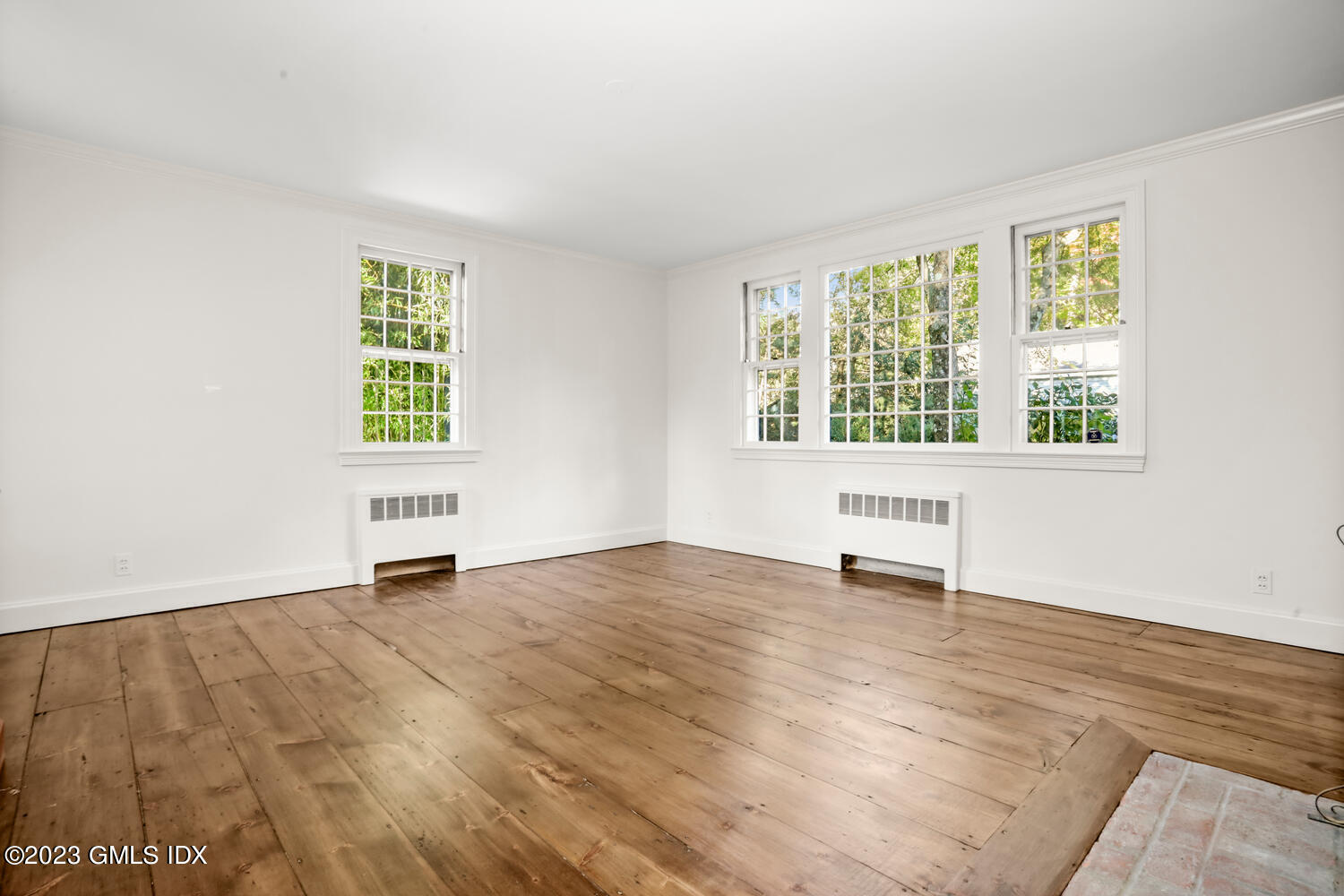 35 Ridgeview Avenue Greenwich, CT 06830 - Photo 9 of 16 an empty room with large window