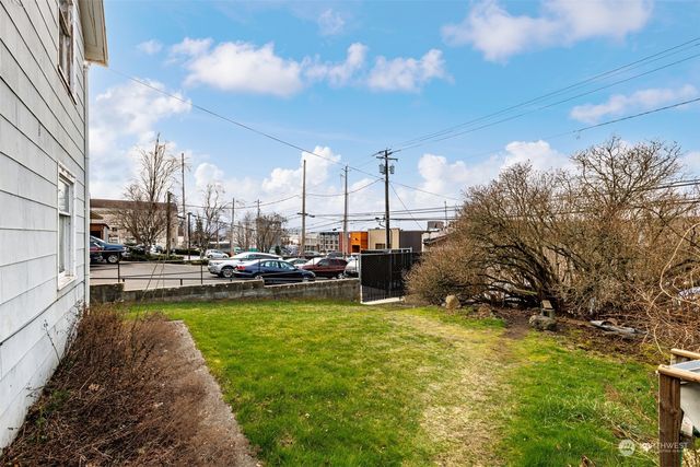 a view of a house with a yard