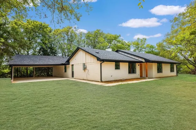 a view of a house with a yard