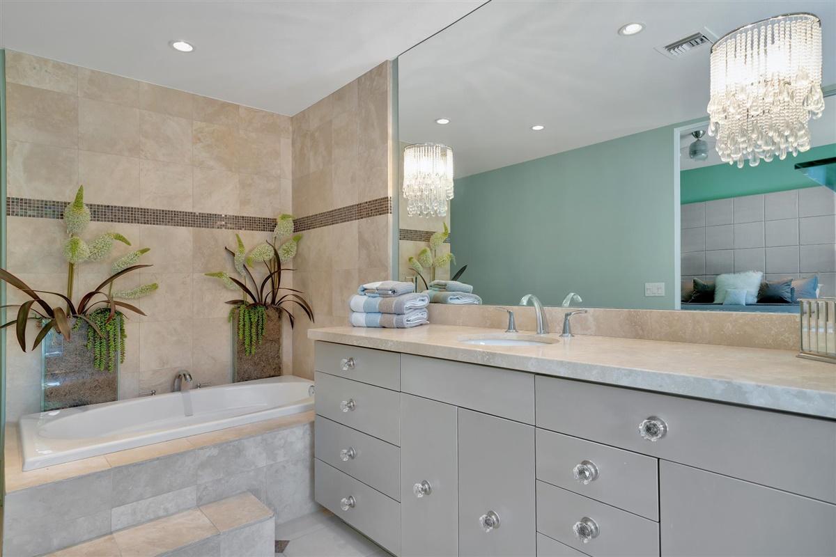 25 Colgate Drive Rancho Mirage, CA 92270 - Photo 15 of 31 Master Bathroom northeast