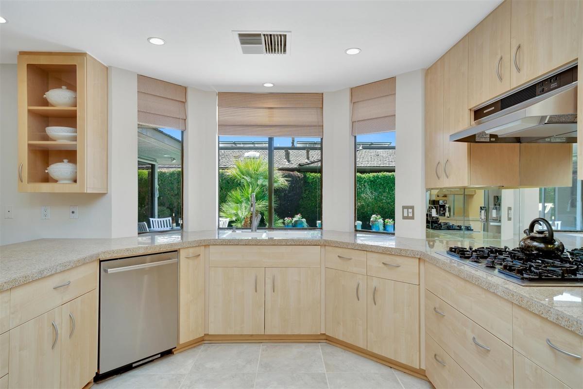 25 Colgate Drive Rancho Mirage, CA 92270 - Photo 6 of 31 Kitchen south