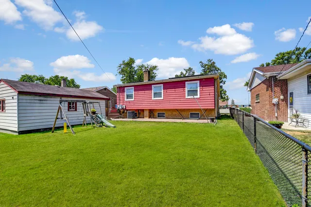 a view of a house with a backyard