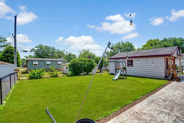 a view of a house with backyard