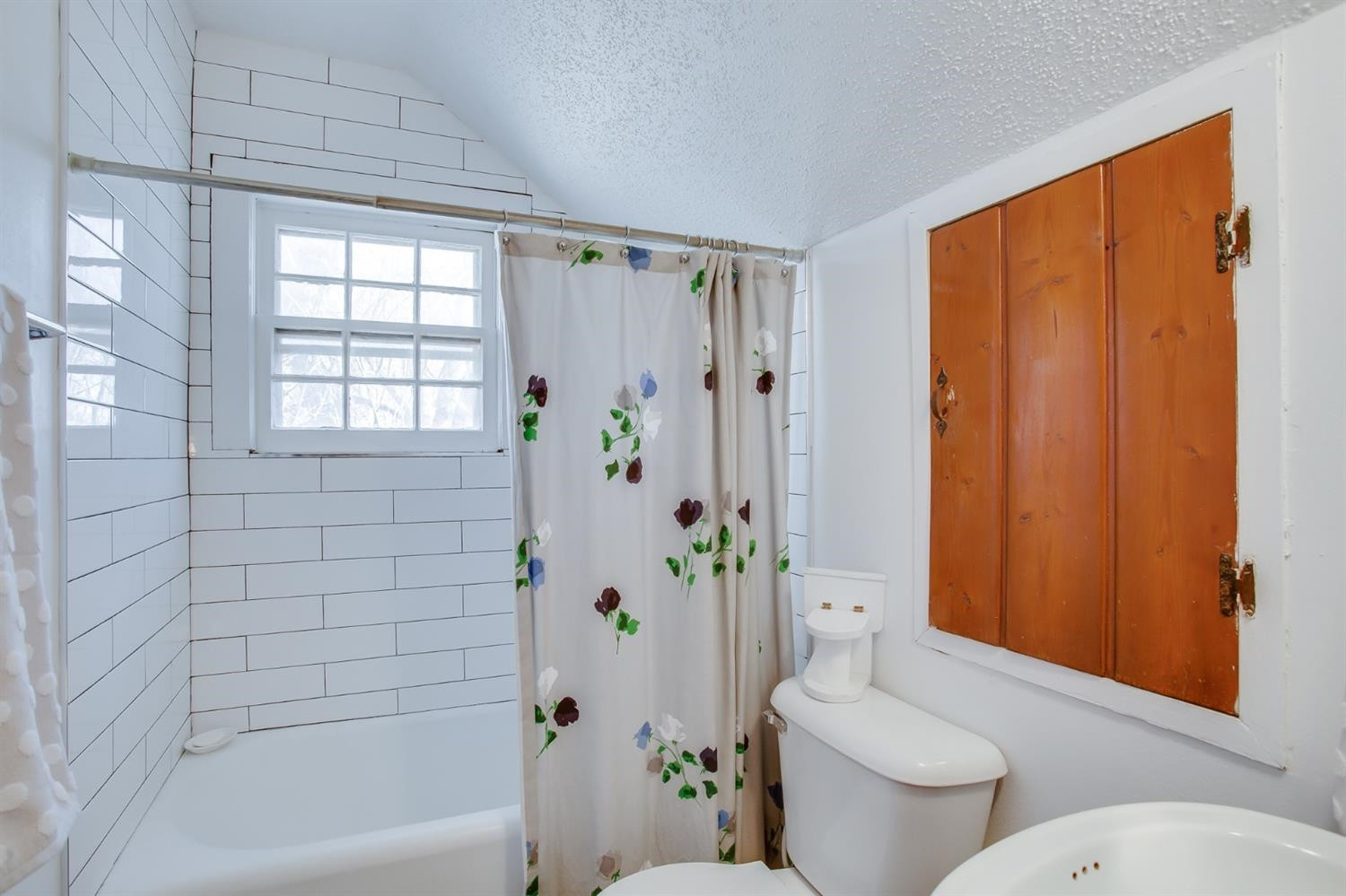 2515 25th Street Lubbock, TX 79410 - Photo 14 of 16 a bathroom with a toilet a sink and bathtub