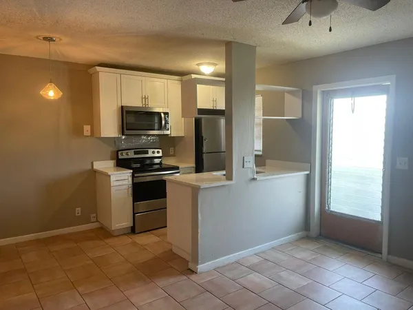 $1,550 | 702 North L Street, Unit 13, Lake Worth Beach, FL 33460
