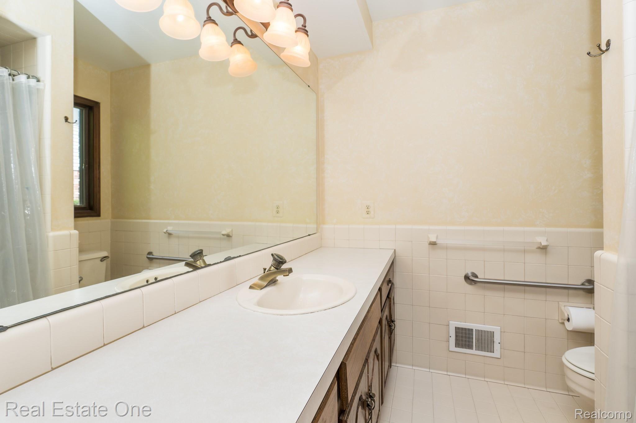 630 Baker Street Rochester, MI 48307 - Photo 16 of 33 Master bath