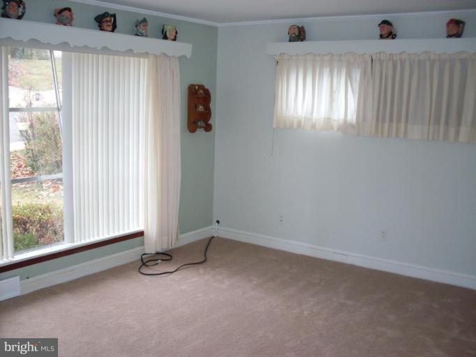 42 Mansion Road Linthicum Heights, MD 21090 - Photo 3 of 21 Living Room