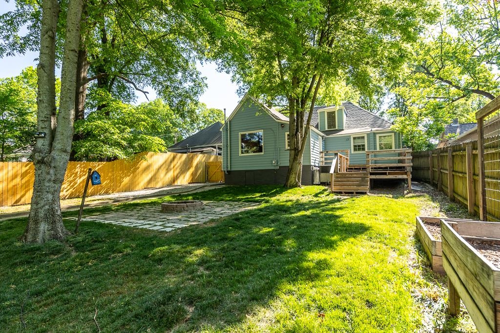 119 South Fenwick Road Memphis, TN 38111 - Photo 7 of 28 a front view of a house with a yard