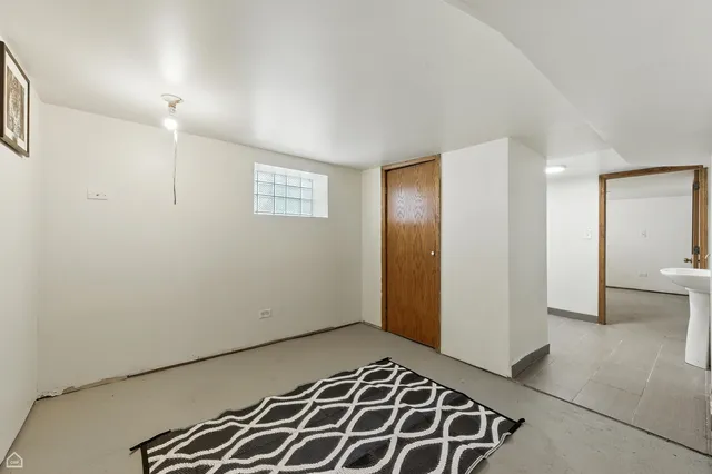 a view of a livingroom with walk in closet