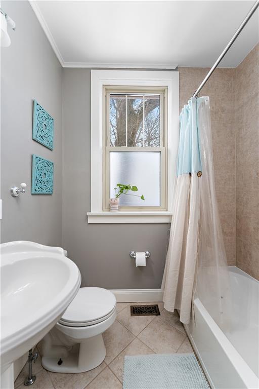 4101 Franklin Road Pittsburgh, PA 15214 - Photo 31 of 38 a bathroom with a toilet a sink and a bathtub