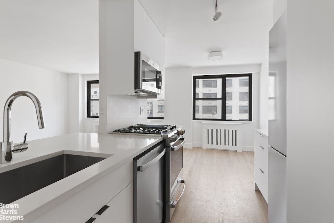 233 East 69th Street, Unit 8I Manhattan, NY 10021 - Photo 9 of 12