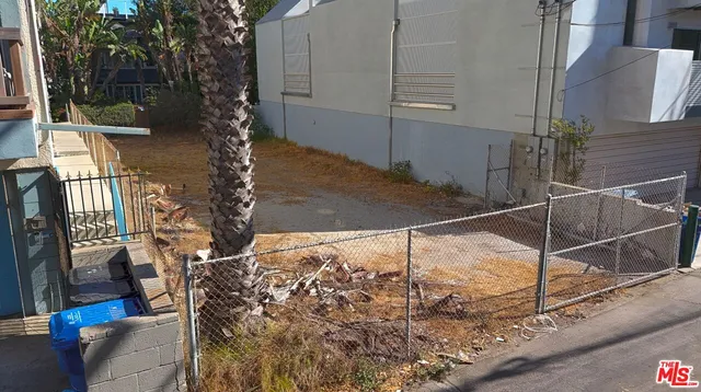 a view of a backyard of the house