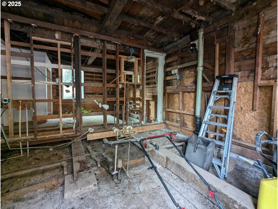 48391 Roberts Road Oakridge, OR 97463 - Photo 9 of 20