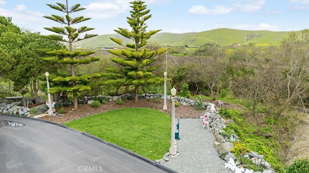 500 Atascadero Road, Unit D8 Morro Bay, CA 93442 - Photo 22 of 26 a view of a backyard of the house