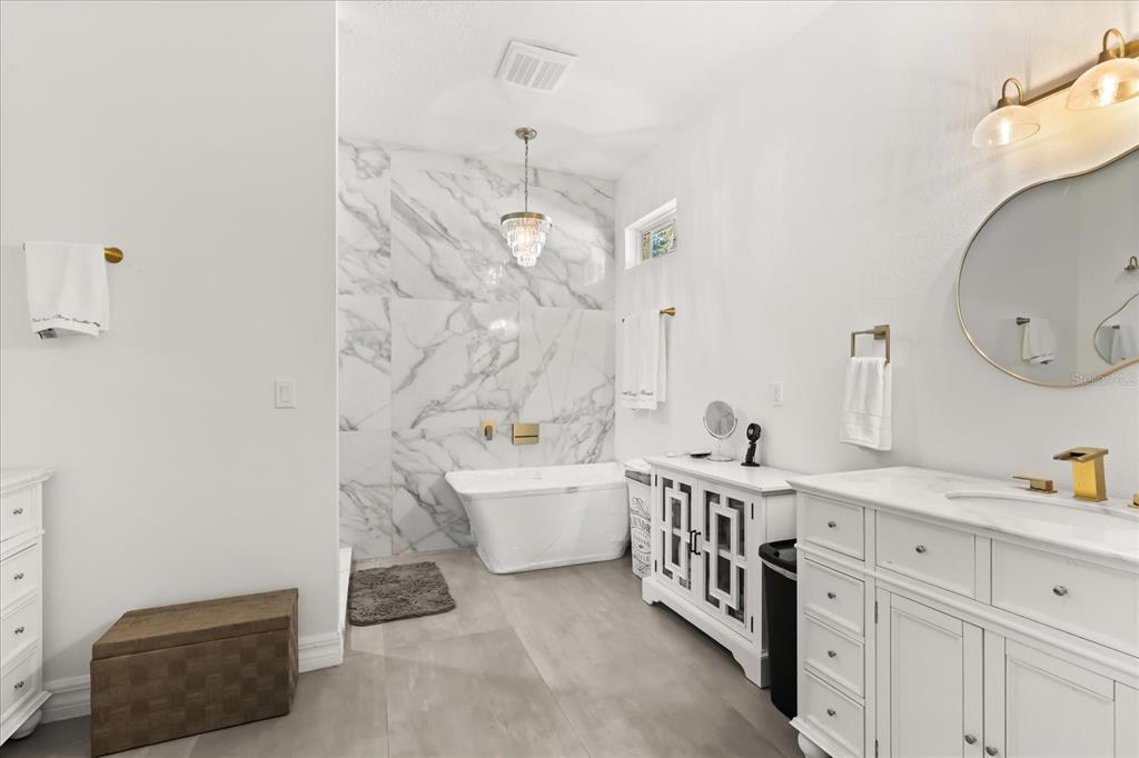 812 Chastain Road Seffner, FL 33584 - Photo 13 of 26 a bathroom with a bathtub sink and mirror