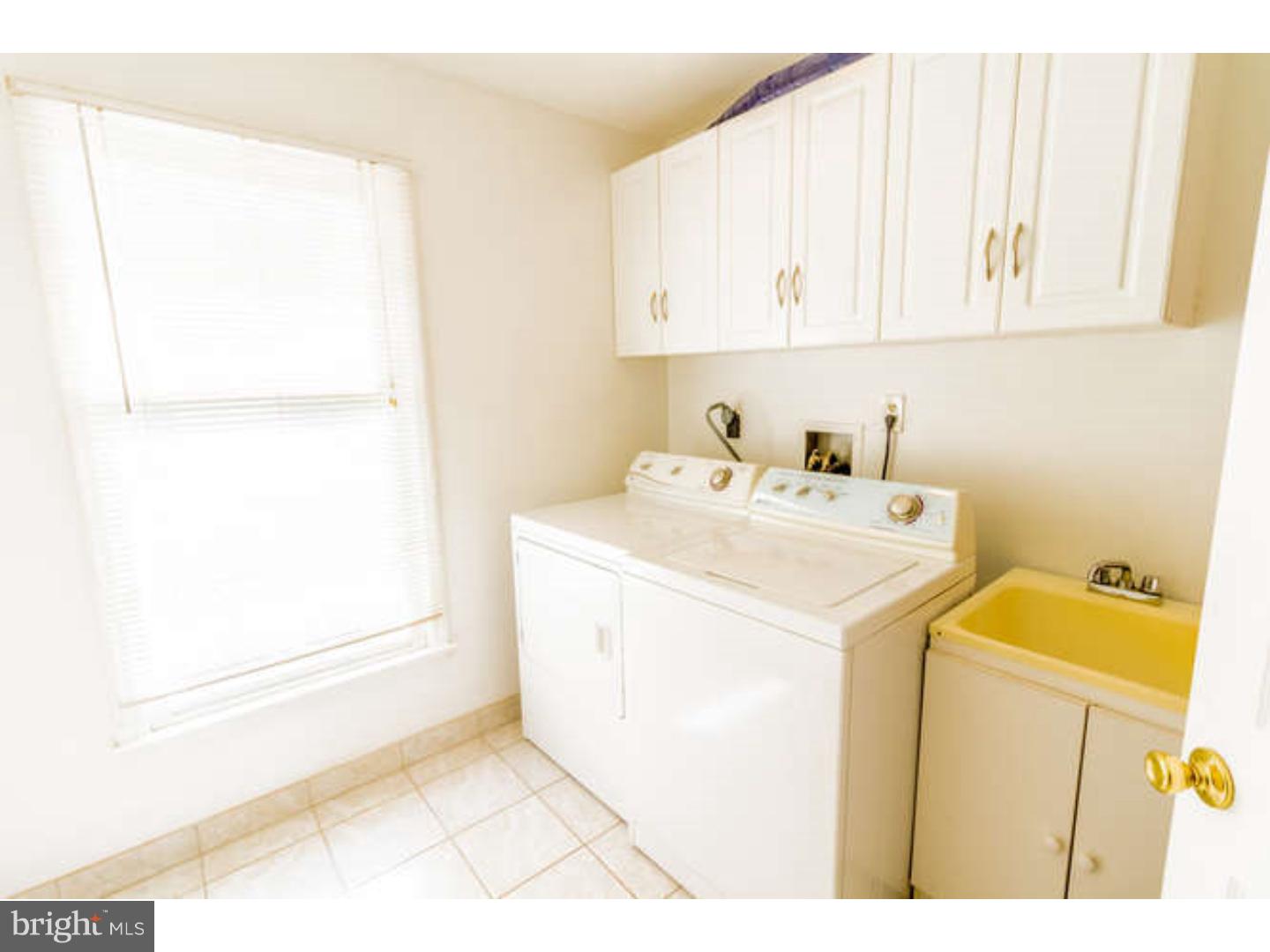 725 Burnley Road Wilmington, DE 19803 - Photo 13 of 23 a utility room with dryer and washer