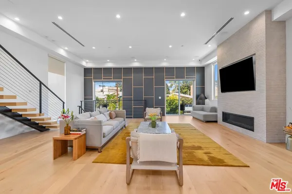 $18,000 | 656 California Avenue, Venice, CA 90291