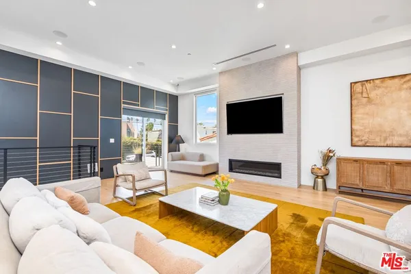 $18,000 | 656 California Avenue, Venice, CA 90291