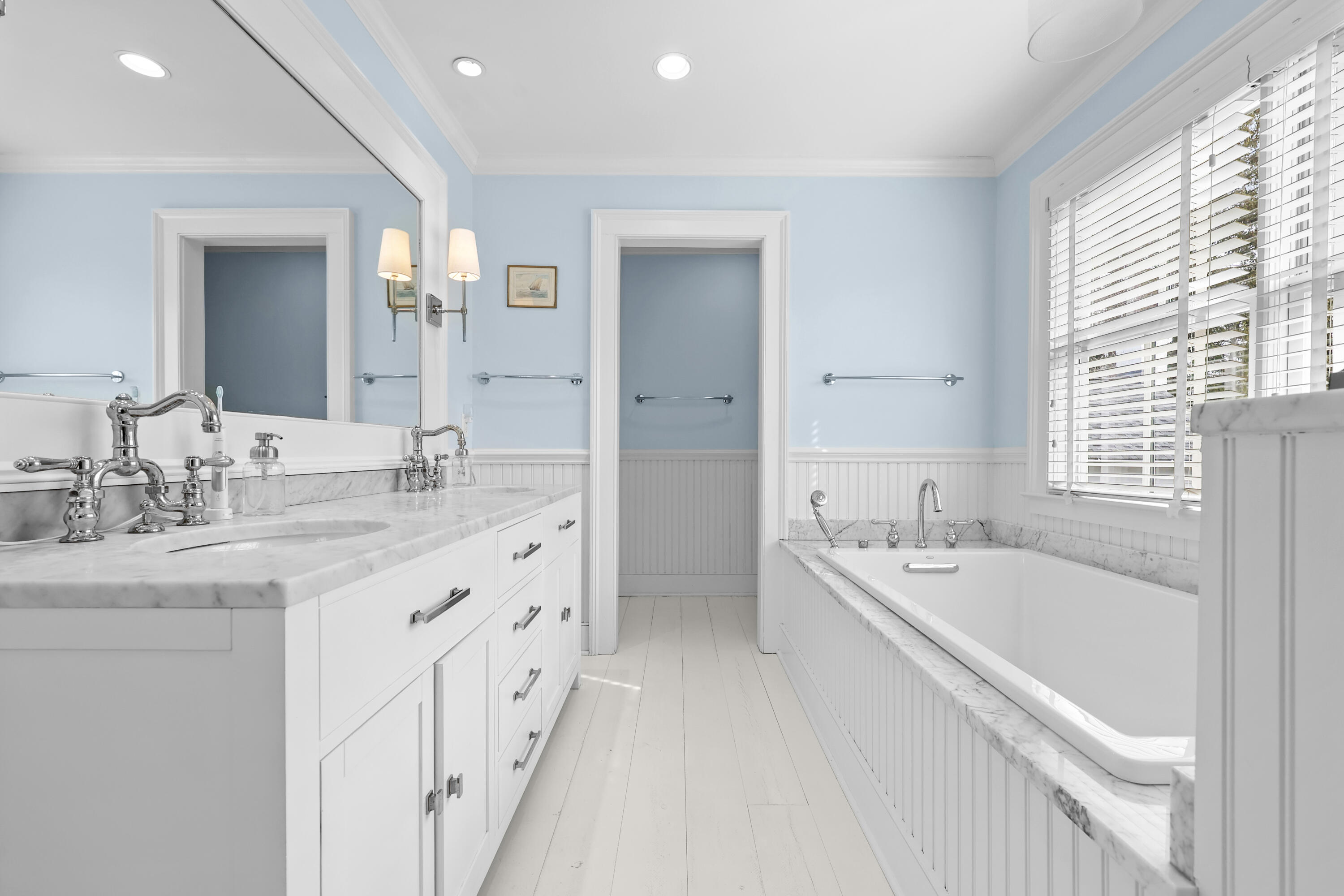 100 Hollow Tree Ridge Road Darien, CT 06820 - Photo 25 of 38 a bathroom with double vanity sinks a large mirror and a bathtub