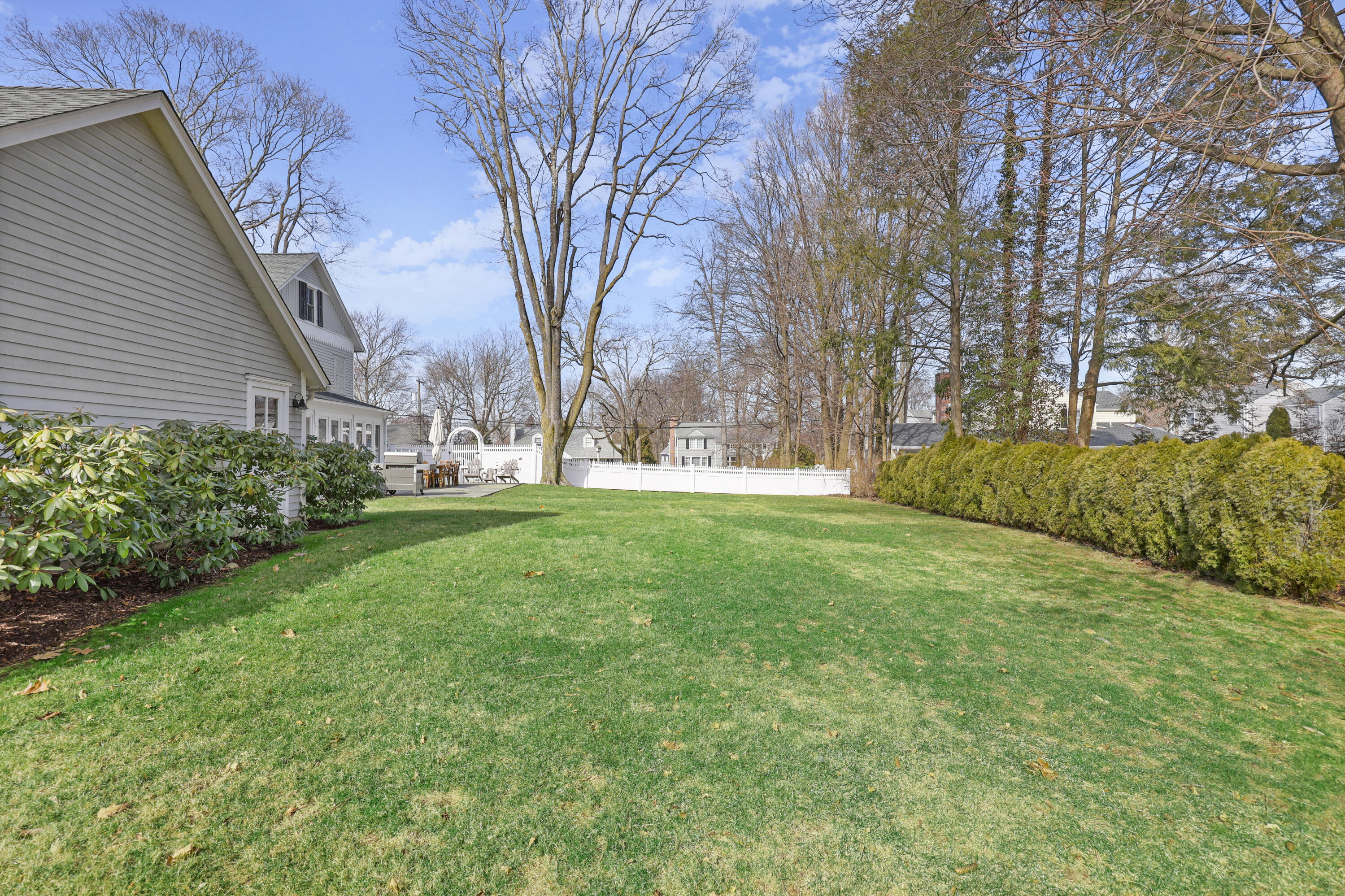 100 Hollow Tree Ridge Road Darien, CT 06820 - Photo 3 of 38
