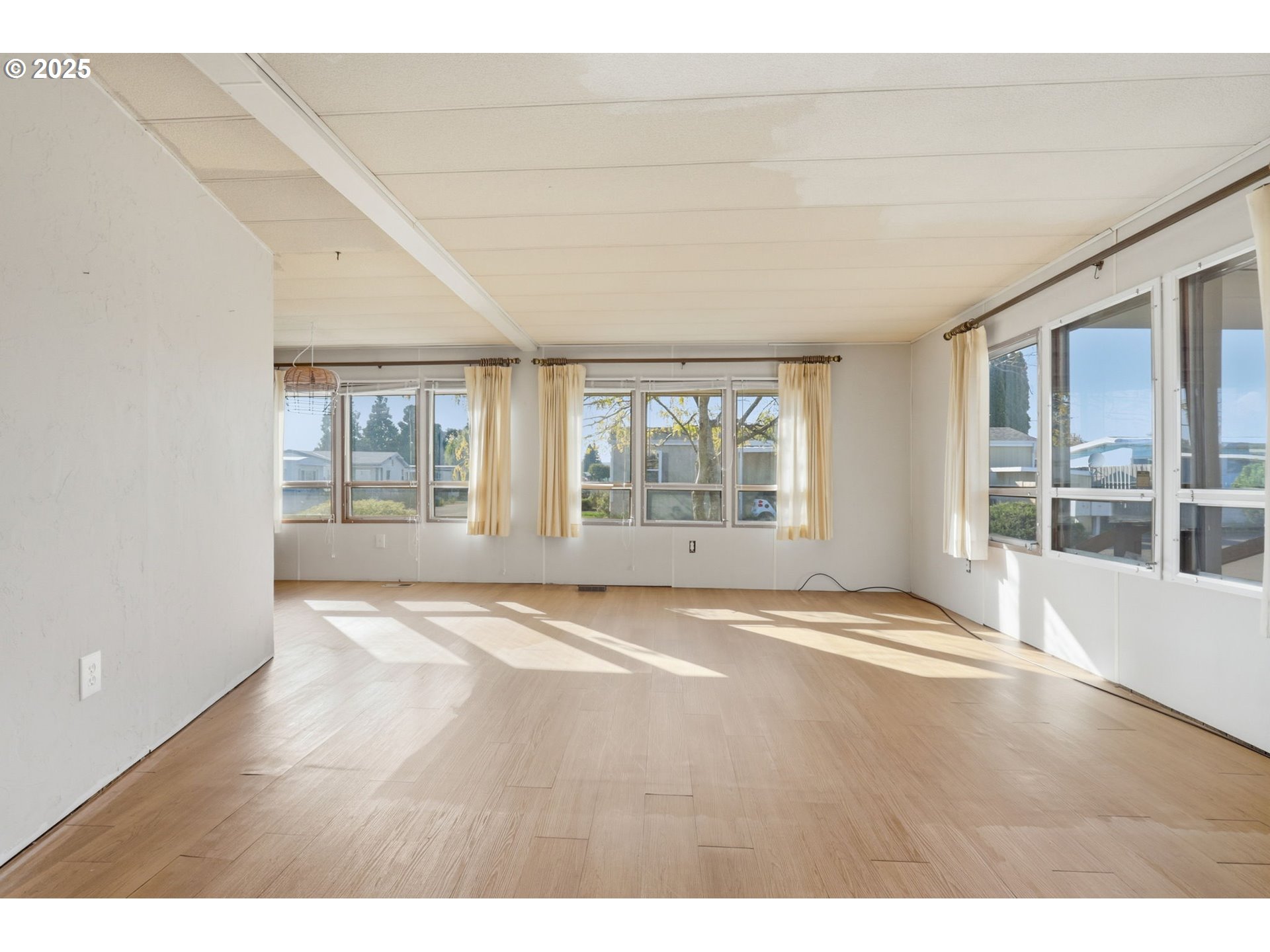 2902 East 2nd Street, Unit 67 Newberg, OR 97132 - Photo 6 of 38 a view of an empty room with a window