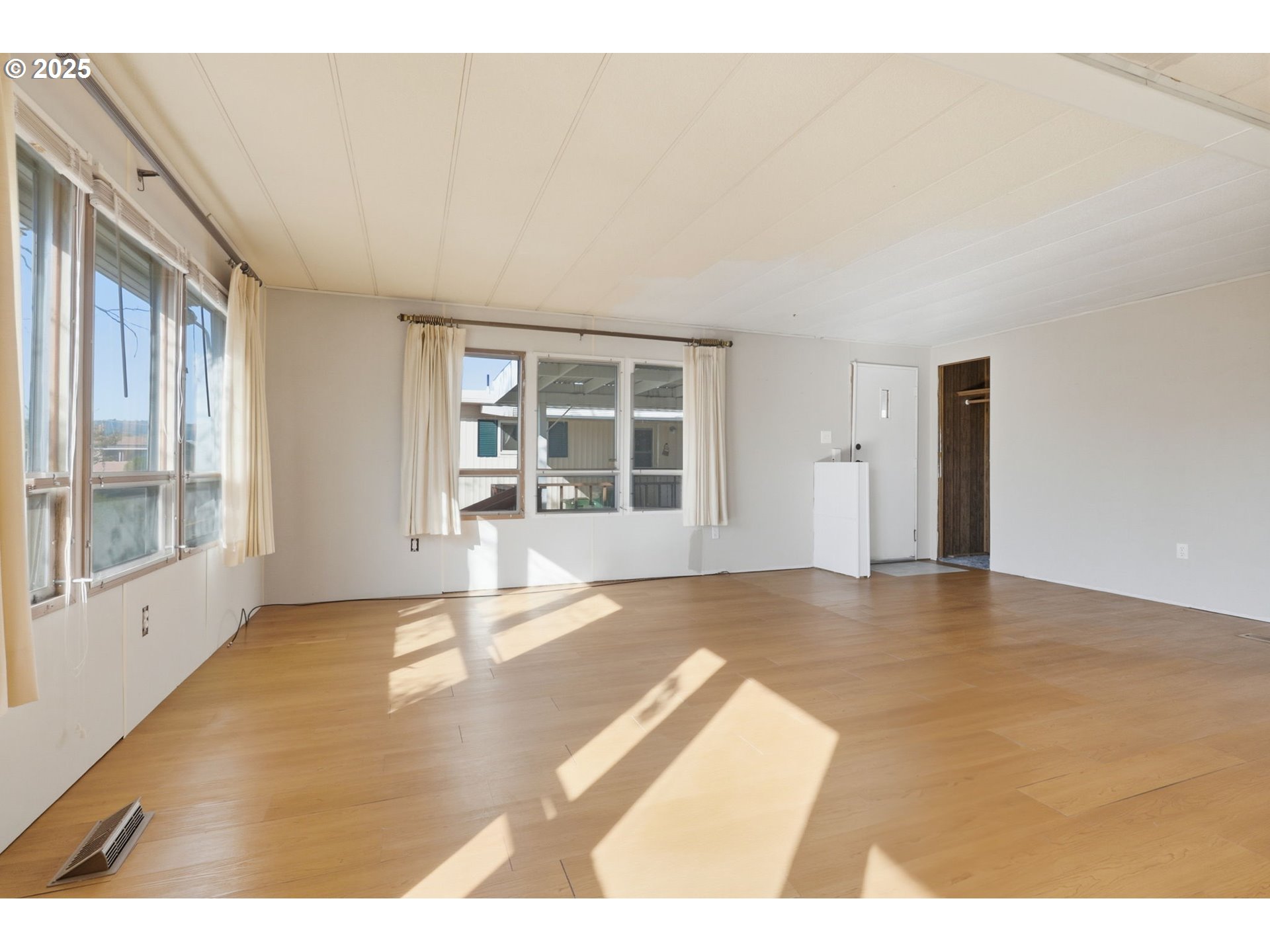 2902 East 2nd Street, Unit 67 Newberg, OR 97132 - Photo 9 of 38 a view of an empty room with a window