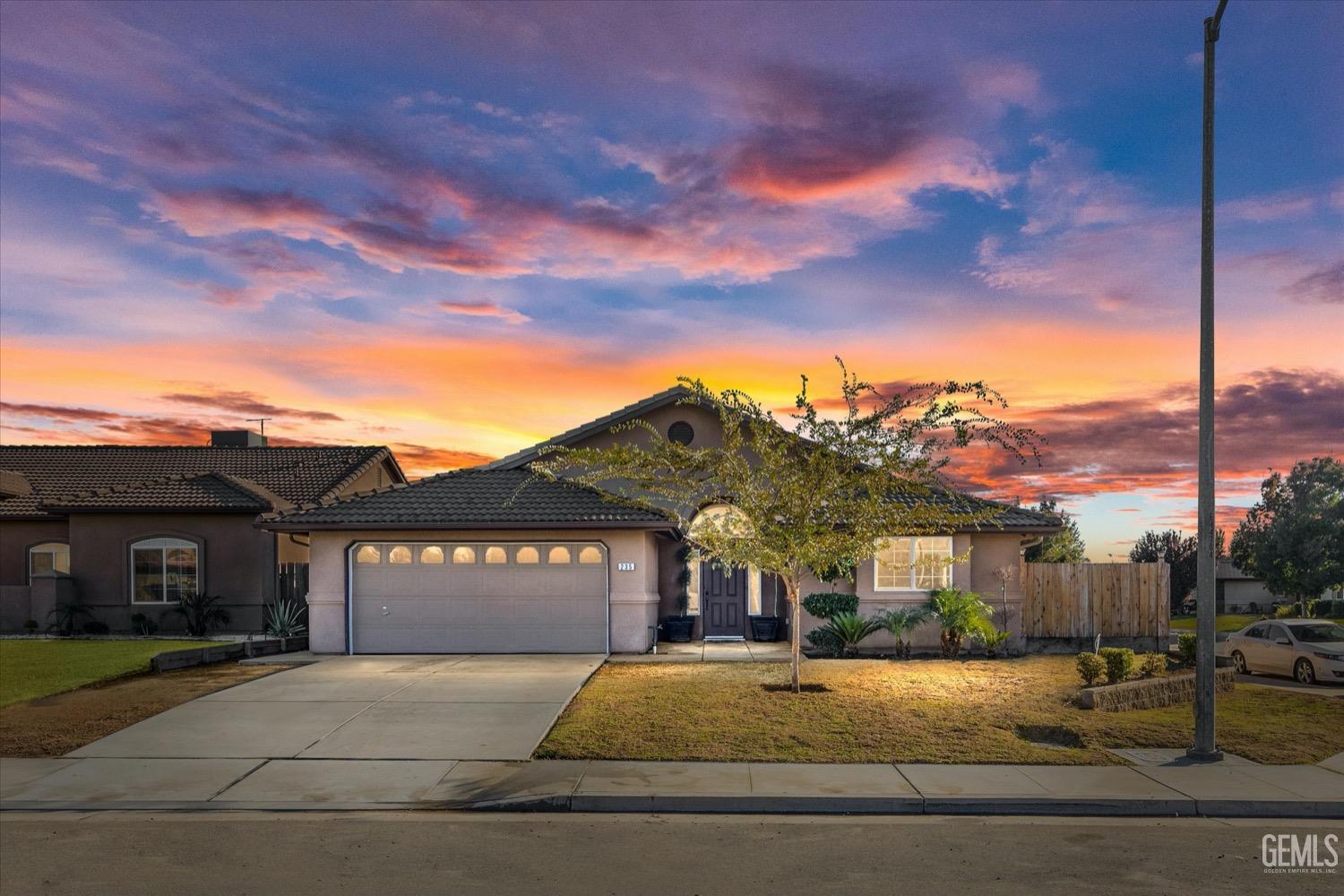 a view of a house with a yard