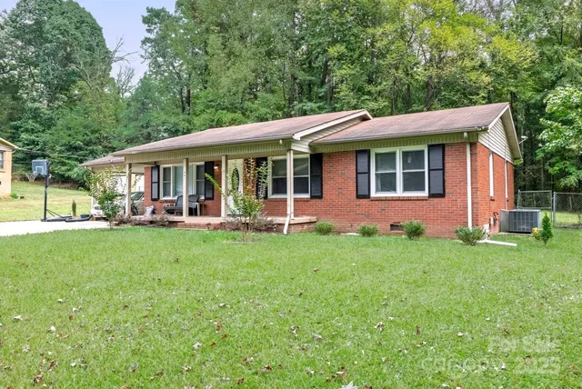 a view of a house with a backyard