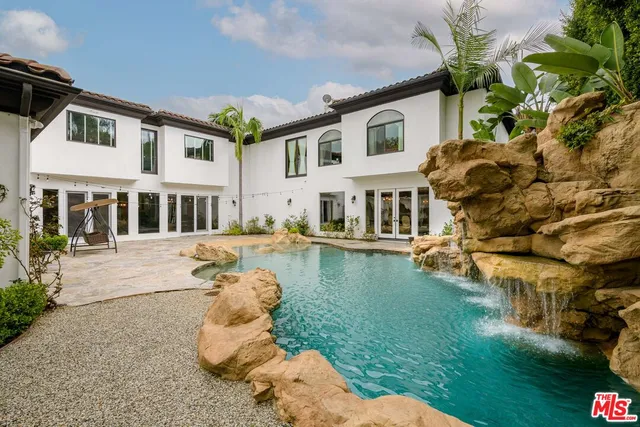 a view of a house with backyard