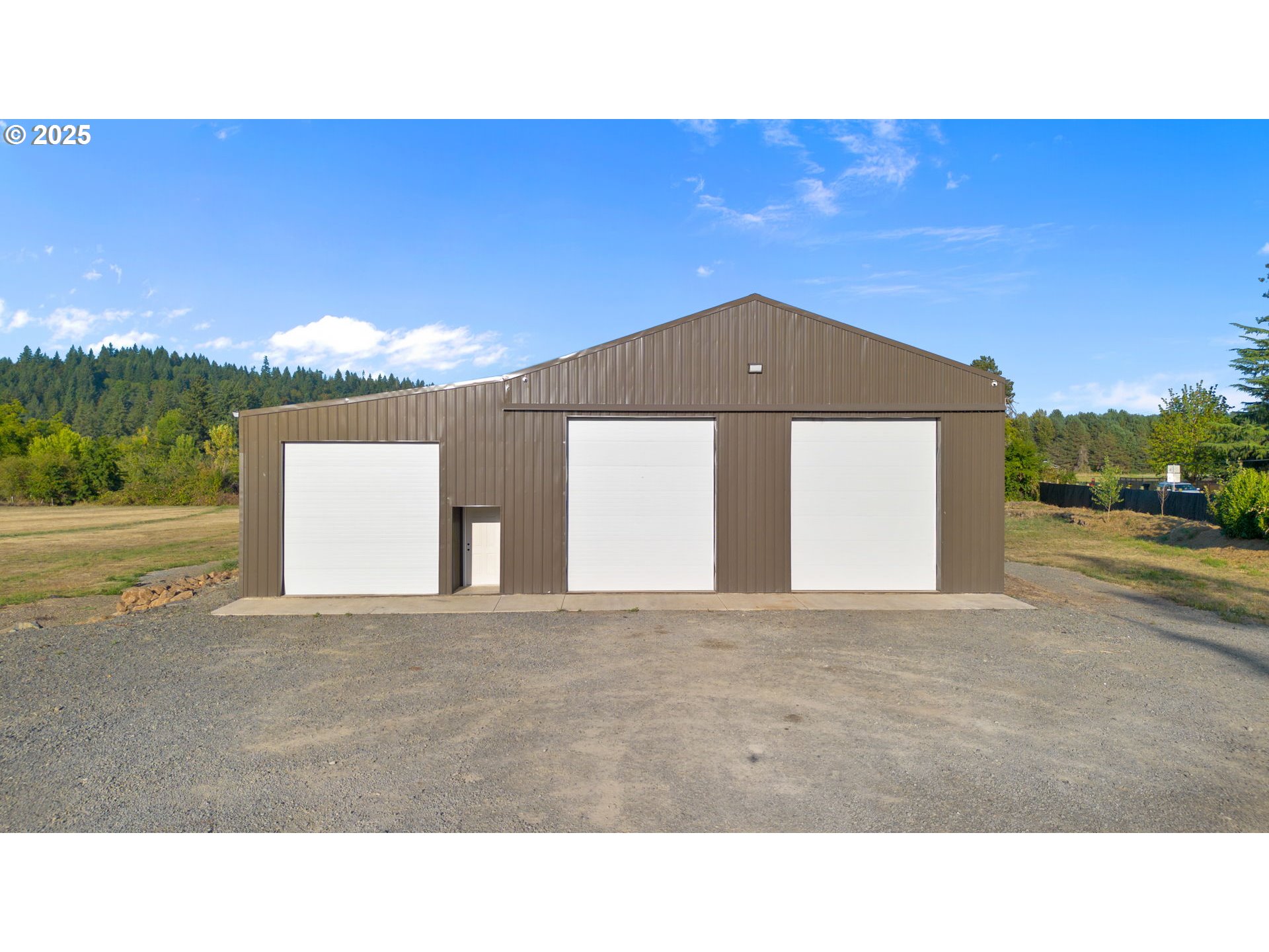 14001 South Union Mills Road Mulino, OR 97042 - Photo 23 of 48 a black and white photo of a big room