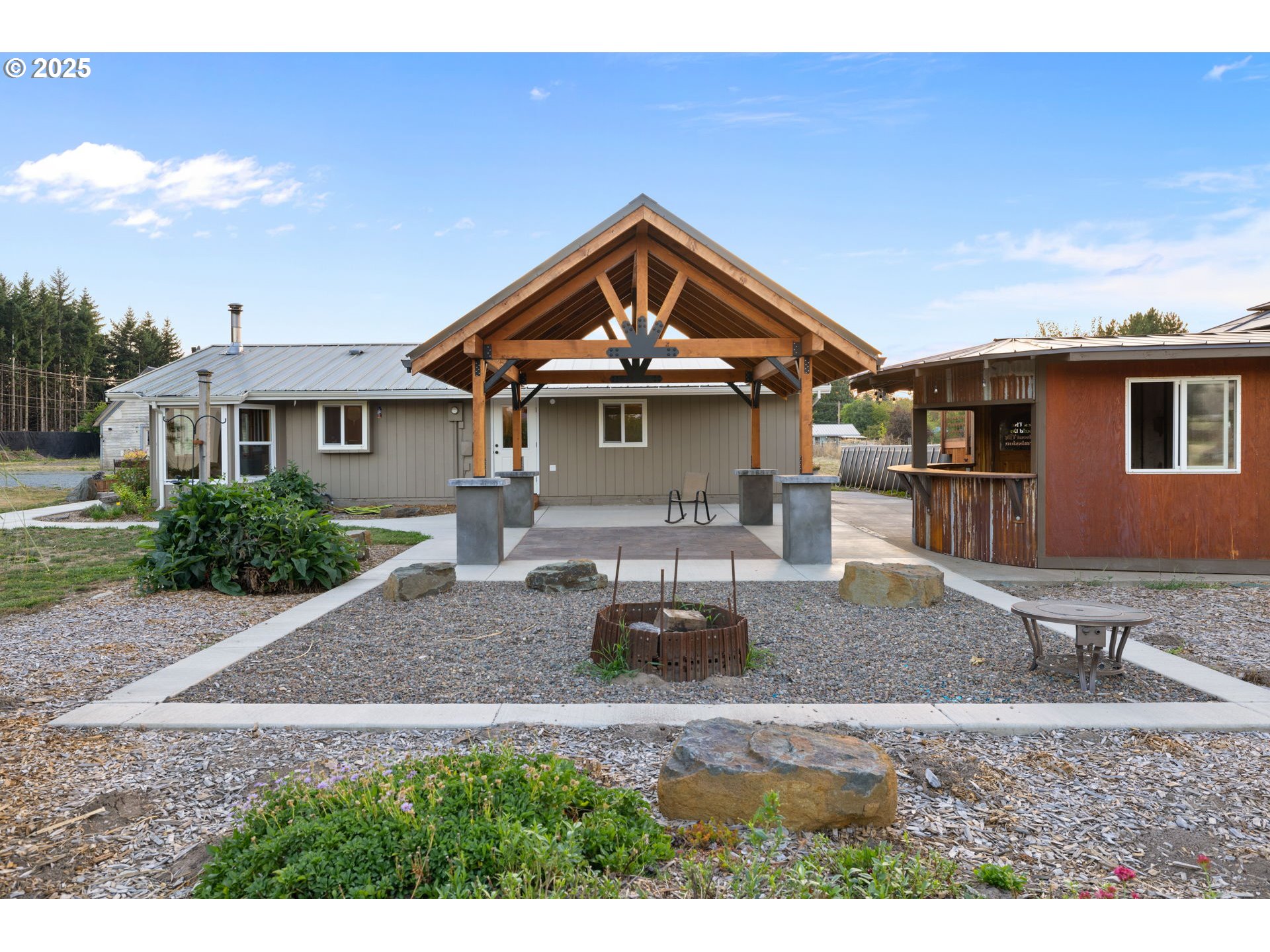 14001 South Union Mills Road Mulino, OR 97042 - Photo 35 of 48 a front view of a house with yard