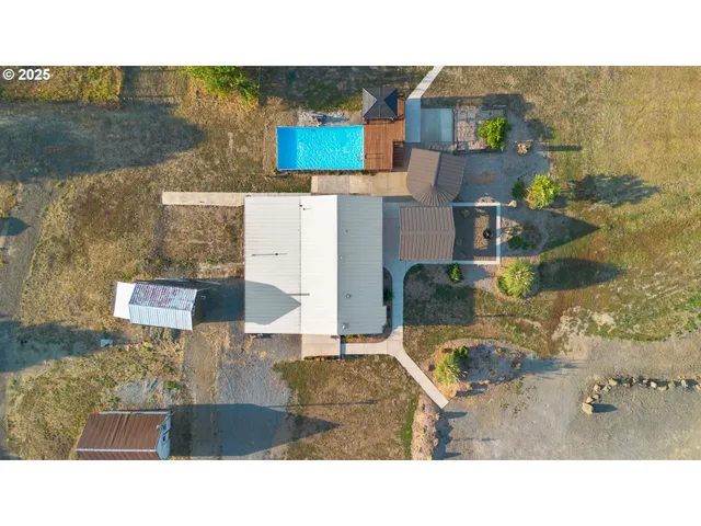 a black and white photo of a living room