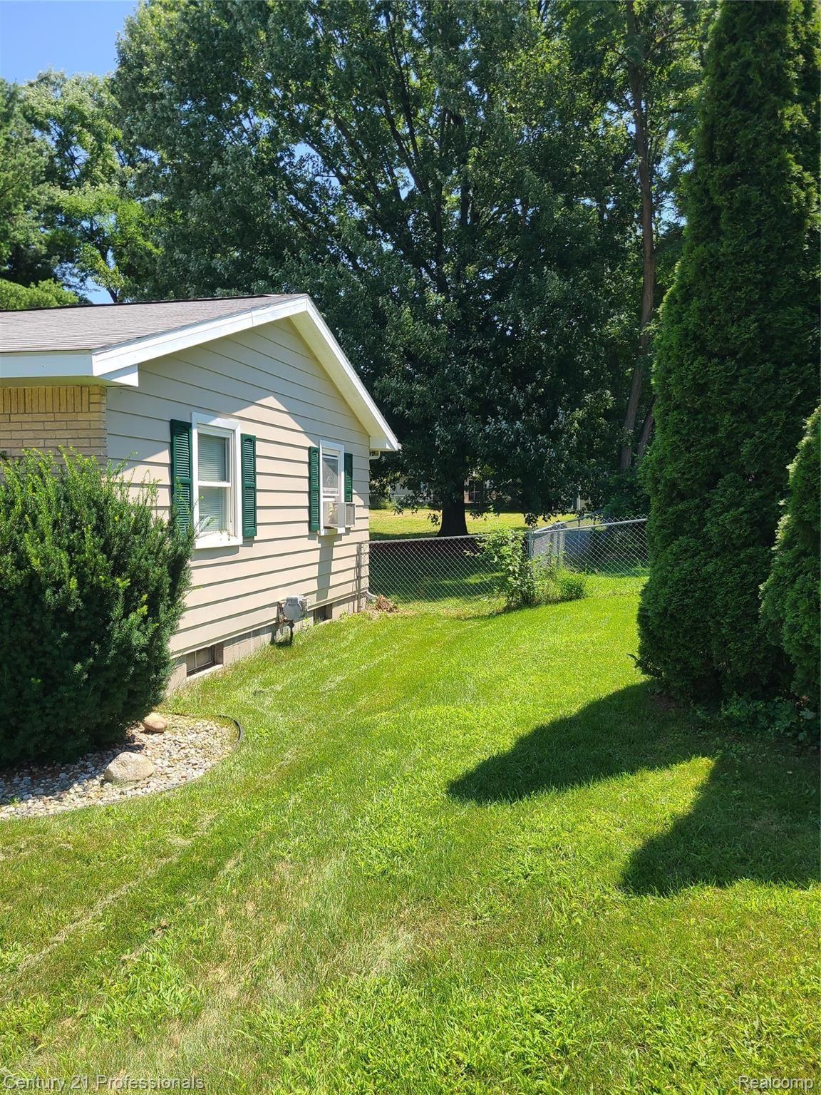 905 Brighton Lake Road Brighton, MI 48116 - Photo 2 of 29 20210726_132509.jpg
