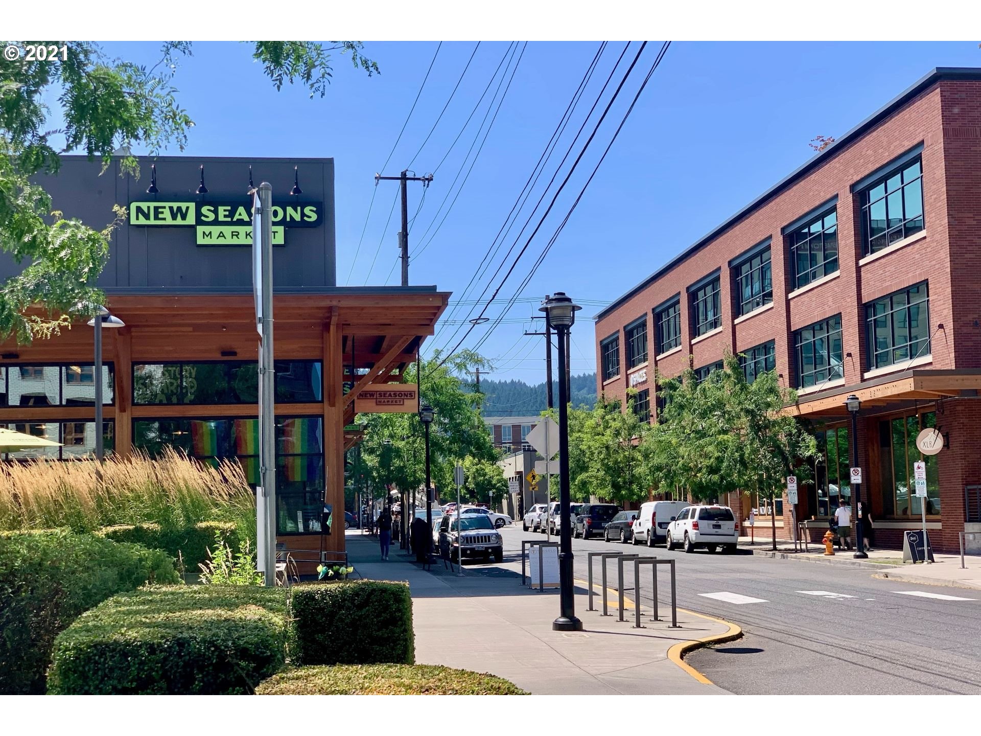 2374 Northwest Raleigh Street Portland, OR 97210 - Photo 26 of 32 a front view of building with yard