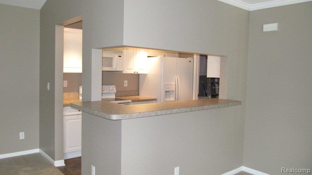 3408 Tremonte Circle, Unit 192 Rochester, MI 48306 - Photo 9 of 14 Kitchen to Dining